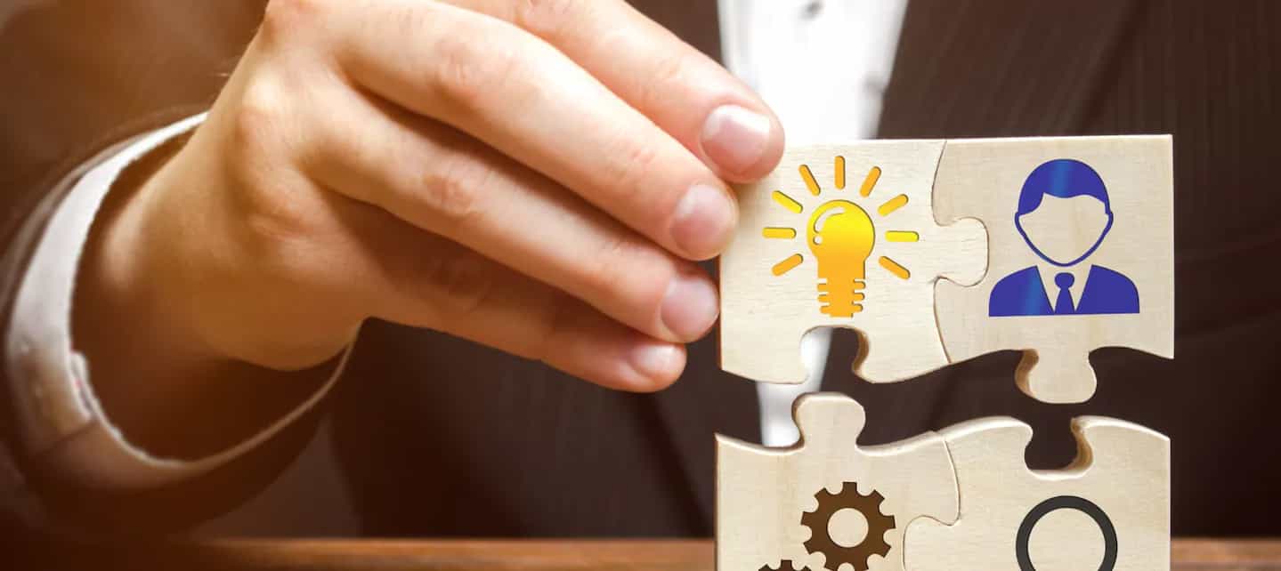 Hånd som setter på plass et puslespill 