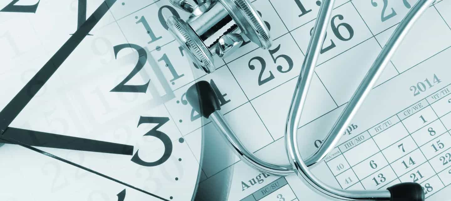 Legeverktøy foran en klokke og en kalender 