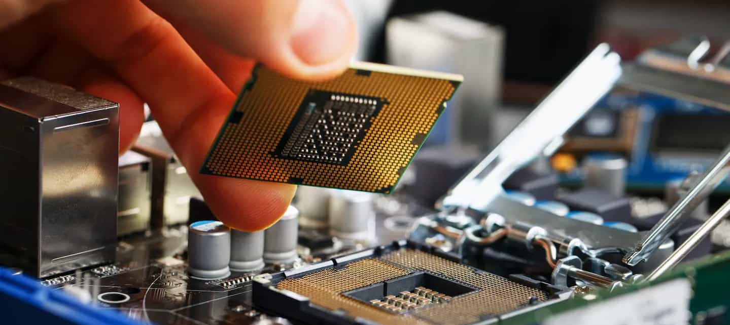 En hånd som setter på plass en databrikke 