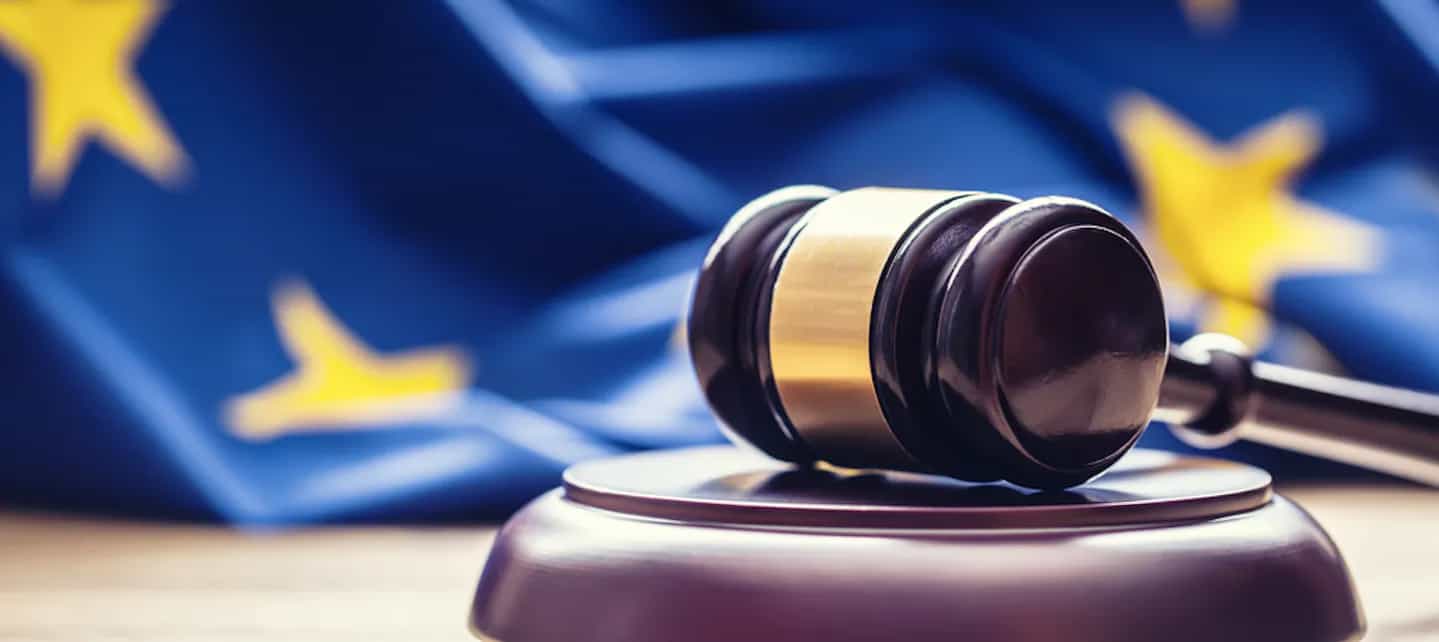 Rettshammer foran EU-flagg