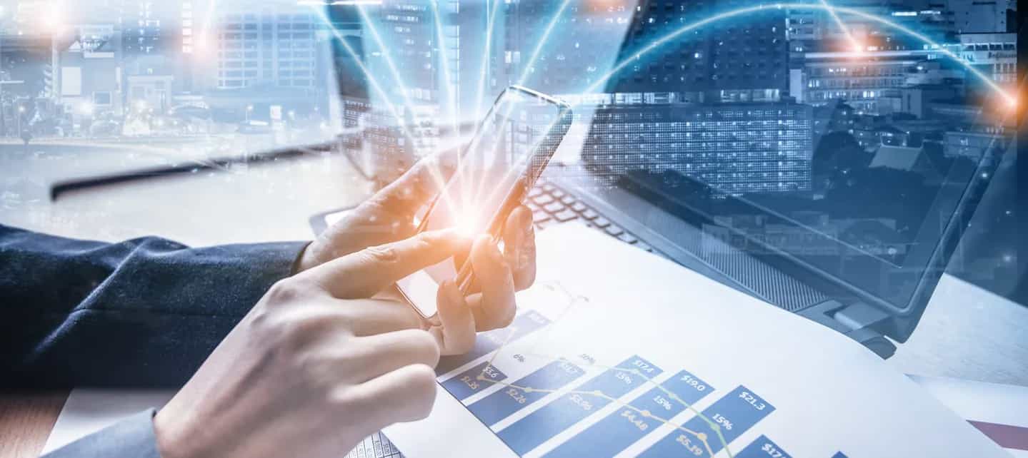 Telefon i hånden som sender et visuelt signal ut