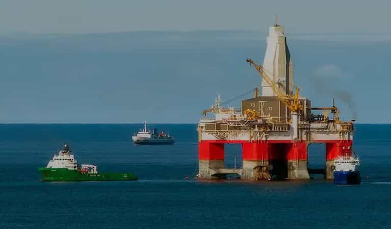 Bilde av en oljeplattform med skip rundt