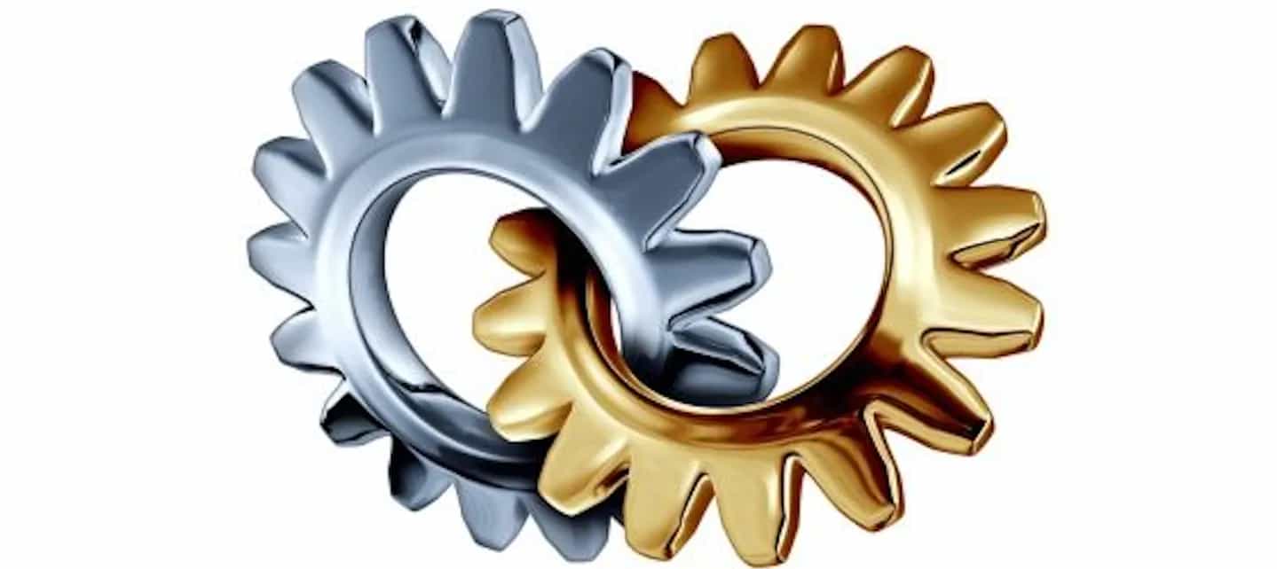 Sølvfarget og gullfarget tannhjul tvinnet rundt hverandre