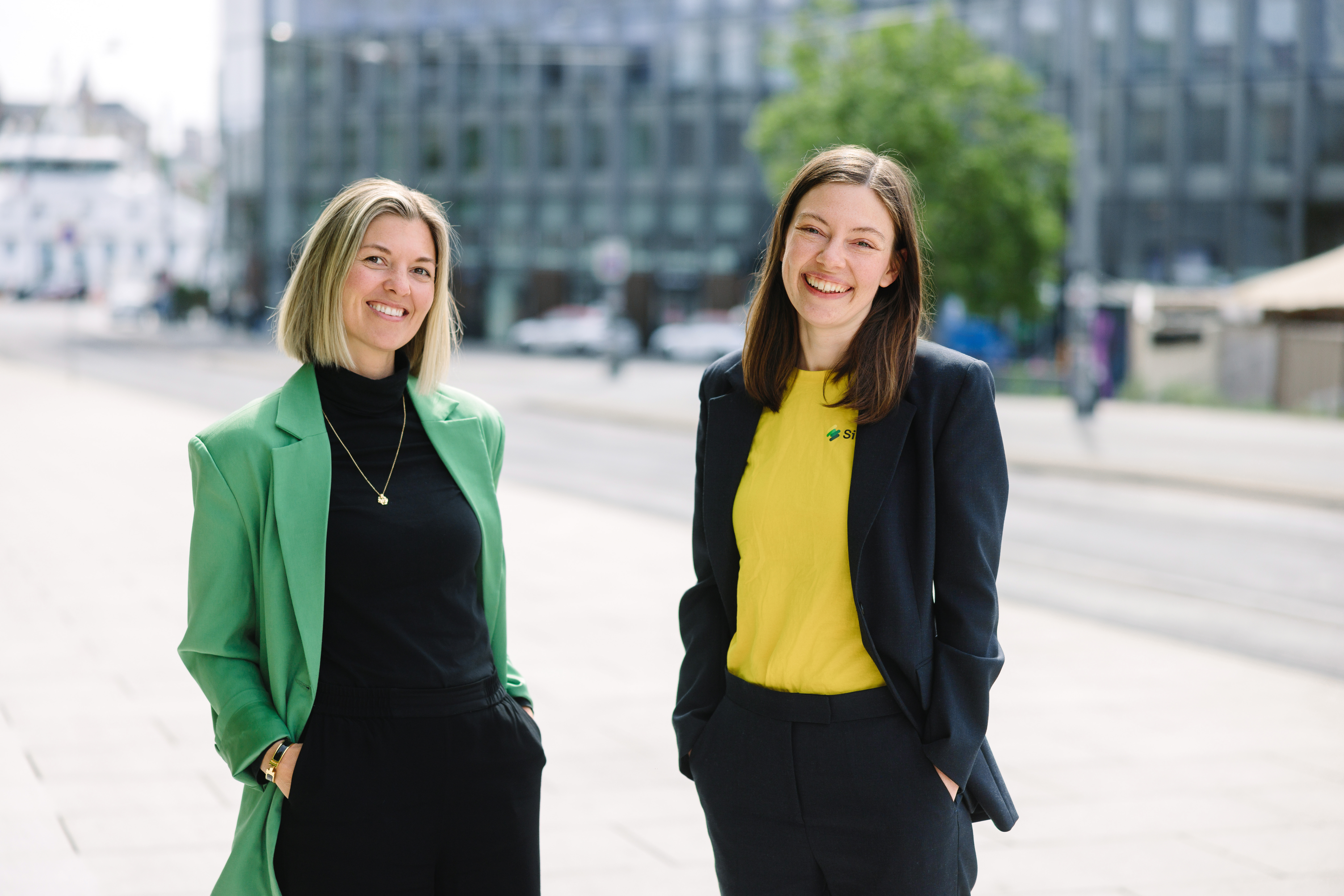 Bilde av Hanne og Maria ute