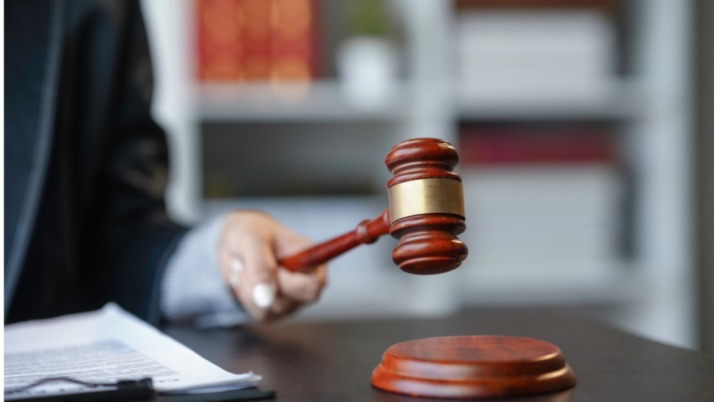 Dommerklubbe og skrivebord