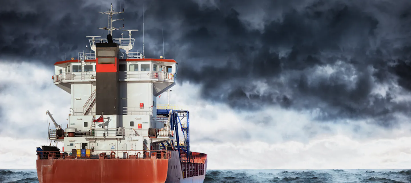 En maritim industribåt som er på havet med store bølger i bakgrunnen.