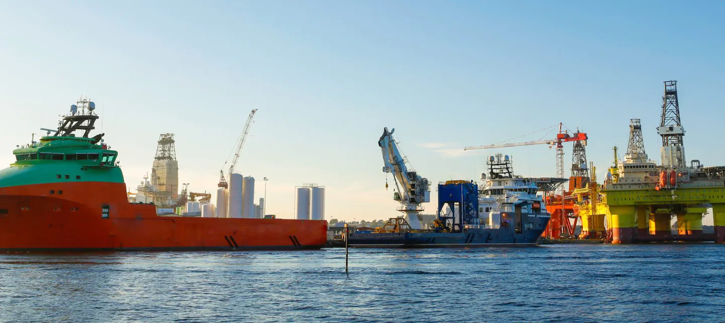 Industri-skip ved siden av oljeplattform