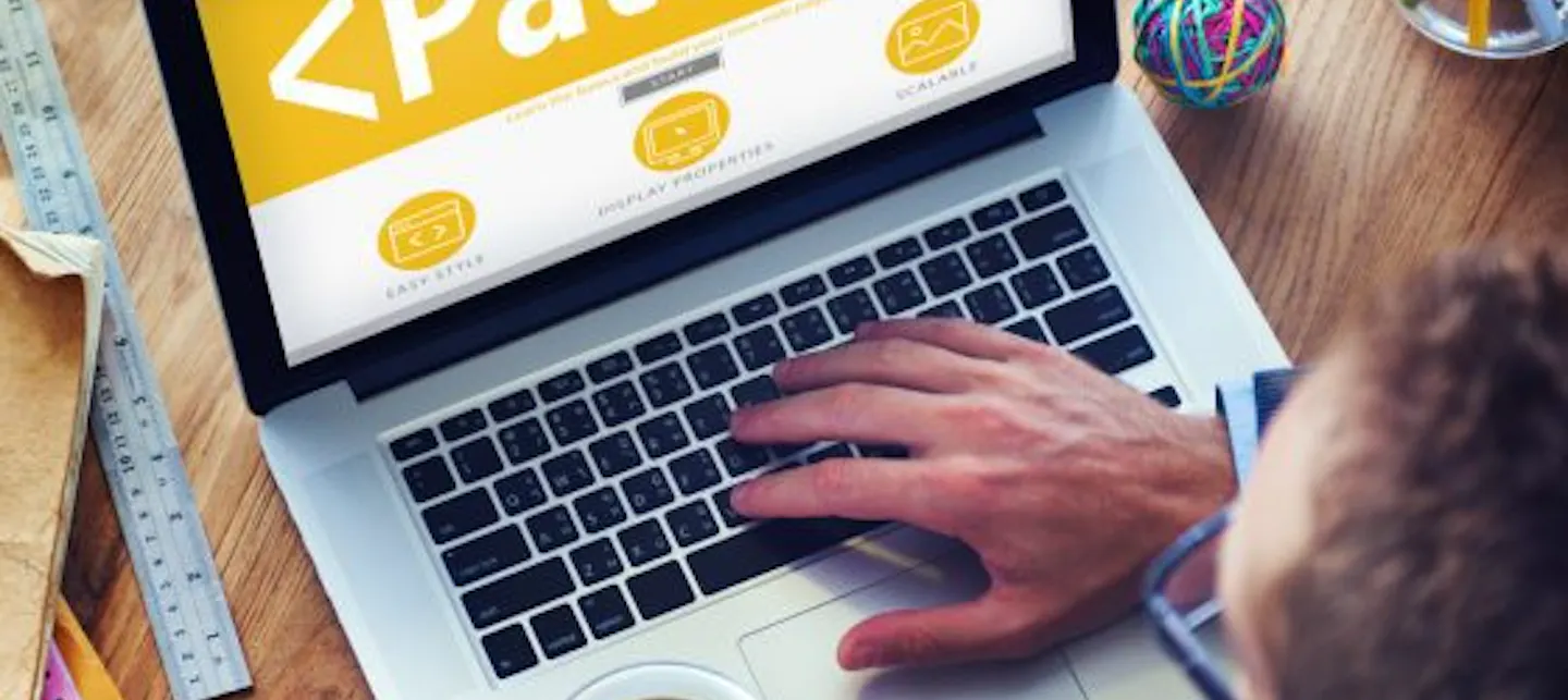 Bilde av en hånd over et tastatur på en laptop 