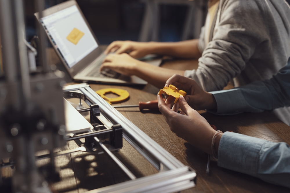 to innovatører på et kontor
