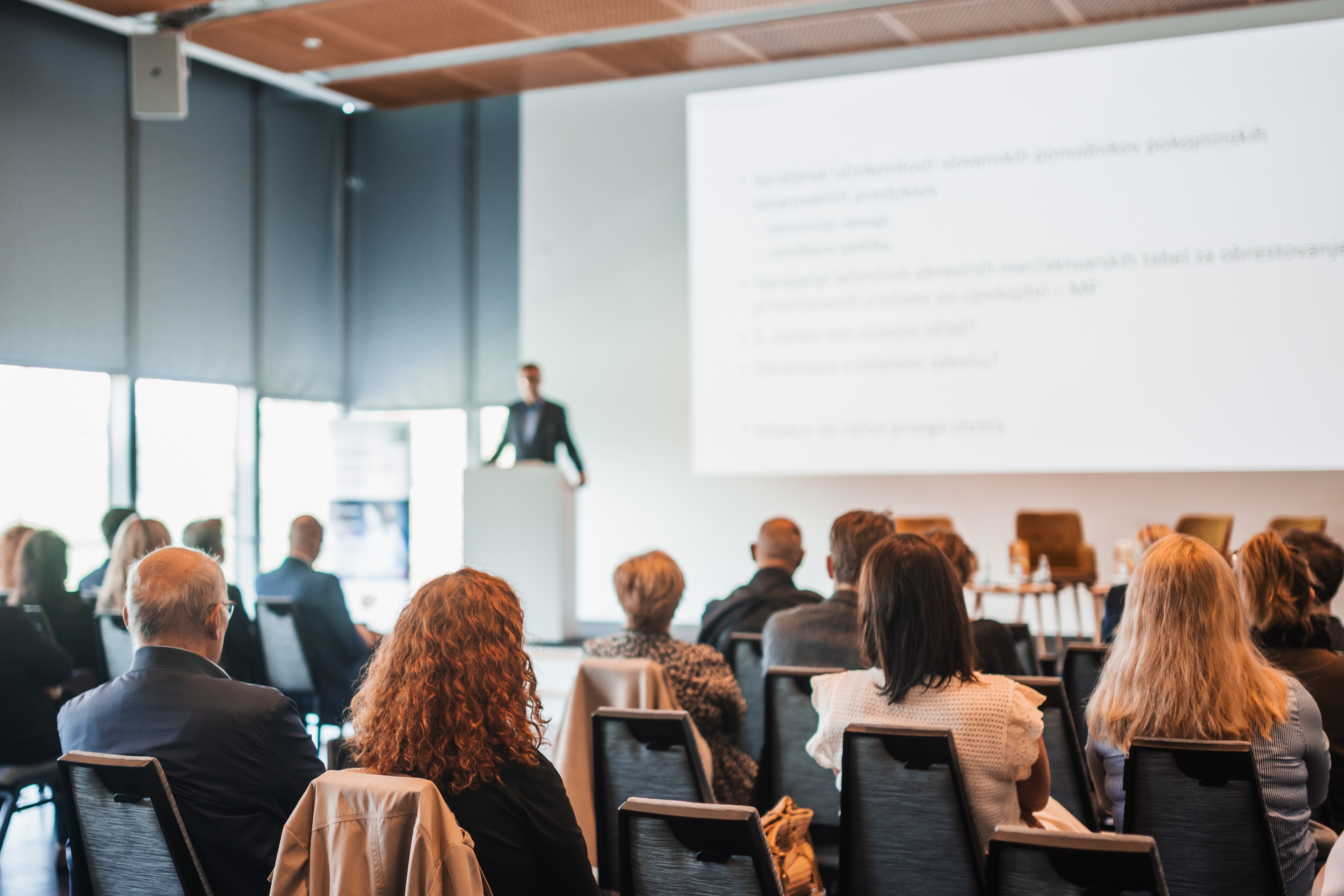 En som snakker på seminar